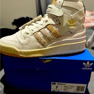 Unisex Adidas originals high top , Brand new in size 7 men’s=Women’s 8.5